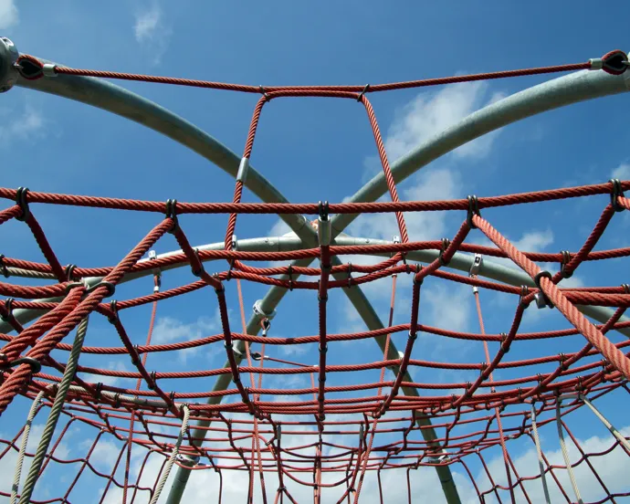 En närbild av en metallkonstruktion med en himmel i bakgrunden.