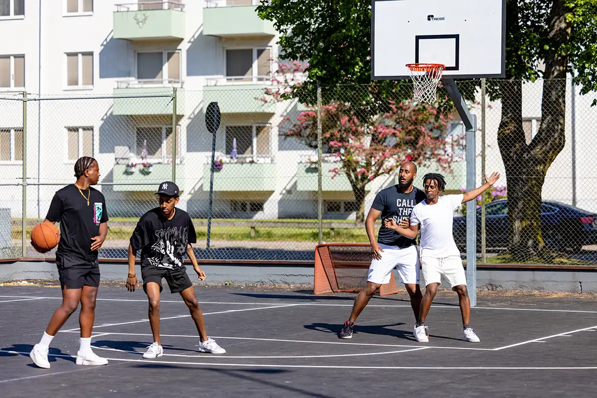 Ungdomar som spelar basket