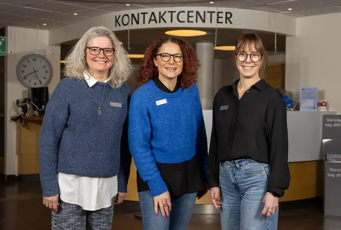 Tre personer står på rad, de jobbar alla i kommunens Kontaktcenter. 
