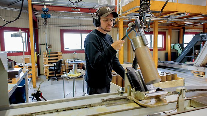 Arbetande man i industrimiljö