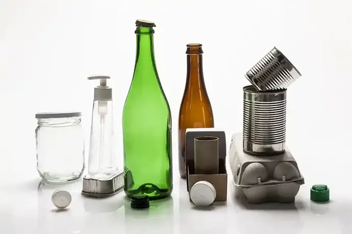 Bilden visar olika förpackningar av glas, metall, papper och plast